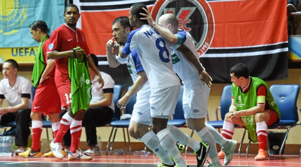 Fernandinho celebrates with Aleksandr Rakhimov & Nando (FC Dynamo)
